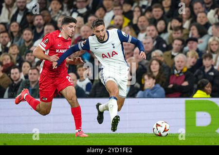 London, Großbritannien. Oktober 2024. LONDON, ENGLAND - 24. OKTOBER: Rodrigo Bentancur von Tottenham Hotspur bei einem Spiel der UEFA Europa League 2024/25 League Phase MD3 zwischen Tottenham Hotspur und AZ Alkmaar im Tottenham Hotspur Stadium am 24. Oktober 2024 in London. (Foto von Jan Mulder/Orange Pictures) Credit: Orange Pics BV/Alamy Live News Stockfoto