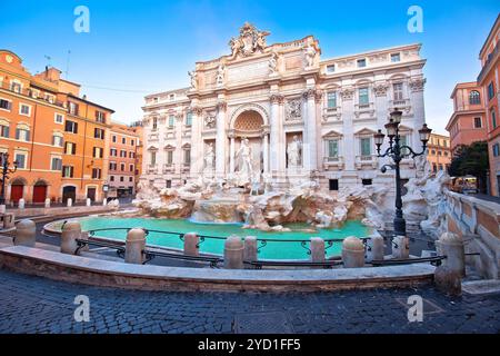 Majestätischer Trevi-Brunnen mit Blick auf die Straße in Rom Stockfoto