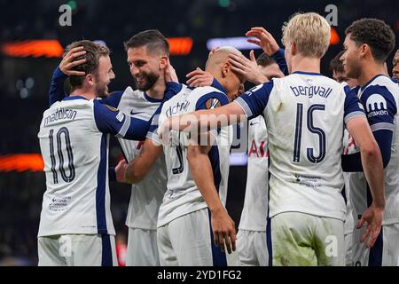 London, Großbritannien. Oktober 2024. LONDON, ENGLAND - 24. OKTOBER: James Maddisonv von Tottenham Hotspurs, Cristian Romero von Tottenham Hotspurs, Richarlison von Tottenham Hotspurs, Lucas Bergvall von Tottenham Hotspurs feiert 1-0 während eines MD3-Spiels der UEFA Europa League 2024/25 League zwischen Tottenham Hotspur und AZ Alkmaar am 24. Oktober 2024 in London. (Foto von Jan Mulder/Orange Pictures) Credit: Orange Pics BV/Alamy Live News Stockfoto