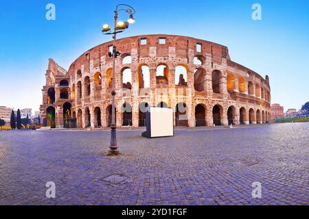 Panoramablick auf den Platz des Kolosseums bei Sonnenaufgang in Rom Stockfoto