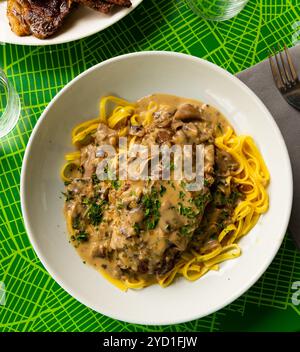 Köstliche Schweinerippchen mit Pilzsauce Stockfoto