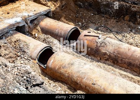 Austausch der Leitungen der Heizung und die Modernisierung der Heizung. Reparatur von alten rostigen Rohren aus Metall. Die Bauarbeiten auf großen Eisen Rohre ein dep Stockfoto