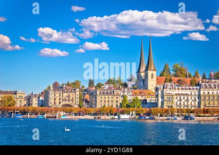 Idyllische Schweizer Stadt und Vierwaldstättersee mit Blick aufs Wasser Stockfoto