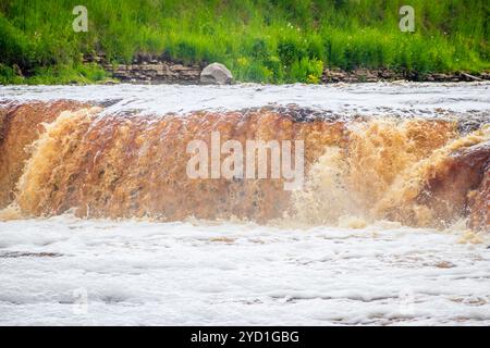 Sablinsky Wasserfälle. Kleiner Wasserfall. Das braune Wasser des Wasserfalls. Schwellen auf dem Fluss. Starker Wasserfluss. Düsen von W Stockfoto