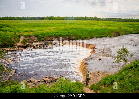 Sablinsky Wasserfälle. Kleiner Wasserfall. Das braune Wasser des Wasserfalls. Schwellen auf dem Fluss. Starker Wasserfluss. Düsen von W Stockfoto