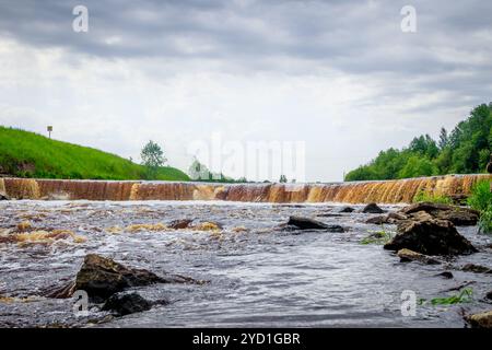 Sablinsky Wasserfälle. Kleiner Wasserfall. Das braune Wasser des Wasserfalls. Schwellen auf dem Fluss. Starker Wasserfluss. Düsen von W Stockfoto