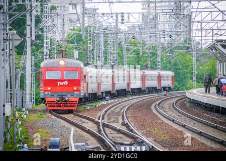 Der Zug auf dem Bahnsteig. Russischer Zug. Öffentliche Verkehrsmittel. Eisenbahn. Russland, St. Petersburg 31. Mai 2019 Plattform Lanskaya Stockfoto