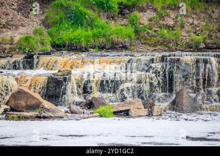 Sablinsky Wasserfälle. Kleiner Wasserfall. Das braune Wasser des Wasserfalls. Schwellen auf dem Fluss. Starker Wasserfluss. Düsen von W Stockfoto