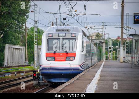 Hochgeschwindigkeitszug Allegro. Schnellzug. Öffentliche Verkehrsmittel. Eisenbahn. Personenbeförderung. Russland, St. Petersburg 31. Mai 2019 S. Stockfoto