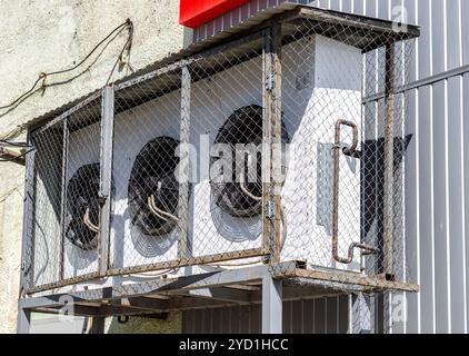 Industrielle Klimaanlagen hängen an der Wand Stockfoto