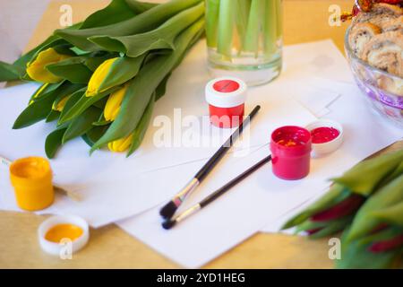 Tulpenpapiergouache. Zeichnen Sie eine Postkarte. Postkarte am 8. März. Frauenurlaub. Stockfoto