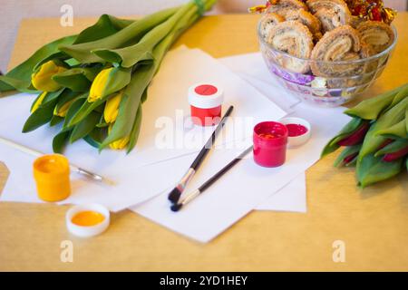 Tulpenpapiergouache. Zeichnen Sie eine Postkarte. Postkarte am 8. März. Frauenurlaub. Stockfoto