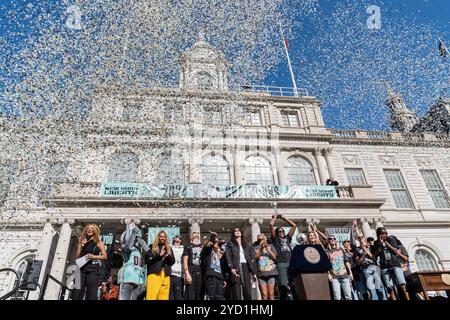 New York, USA. Oktober 2024. Atmosphäre während der Feierlichkeiten zur Liberty's WNBA Championship am City Hall Plaza in New York am 24. Oktober 2024. (Foto: Lev Radin/SIPA USA) Credit: SIPA USA/Alamy Live News Stockfoto