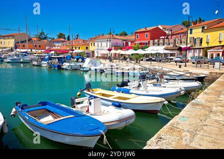 Novigrad Istarski historische Uferpromenade und farbenfroher Hafenblick Stockfoto