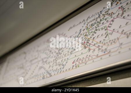 Karte eines U-Bahn-Systems mit vielen Linien und Nummern. Die Zahlen sind in verschiedenen Farben und in einem Raster angeordnet Stockfoto