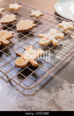 Weihnachten, frisch gebackene Lebkuchenkekse kühlen auf Gitterrost in der gemütlichen Küche, zu Hause Stockfoto