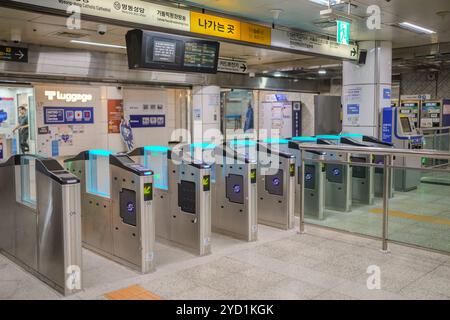 In einer U-Bahn-Station befinden sich mehrere elektronische Drehkreuze. Die Drehkreuze sind alle offen und es sind keine Leute im Bahnhof Stockfoto