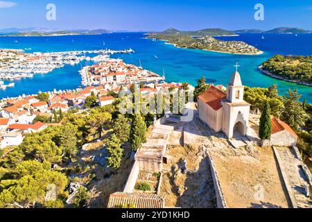 Dalmatinische Stadt Tribunj Kirche auf einem Hügel und erstaunliche türkis Archipel Luftaufnahme, Dalmatien Region von Kroatien Stockfoto