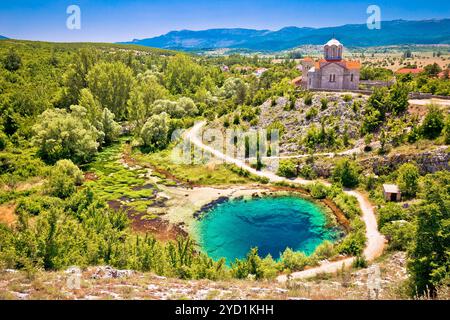 Wasserloch des Cetina River und orthodoxe Kirche aus der Vogelperspektive Stockfoto