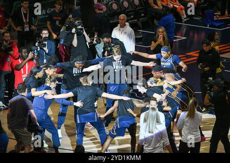 Uncasville, Connecticut, USA. September 2024. Die Spieler des Indiana Fever drängen sich vor Spiel 1 der ersten Runde der WNBA-Playoffs zwischen dem Indiana Fever und der Connecticut Sun in der Mohegan Sun Arena in Uncasville, Connecticut. Erica Denhoff/CSM/Alamy Live News Stockfoto