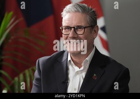 Der Premierminister Sir Keir Starmer wurde während eines TV-Interviews auf dem Treffen der Regierungschefs des Commonwealth in Samoa ERNEUT ÜBERTRAGEN. Bilddatum: Freitag, 25. Oktober 2024. Stockfoto