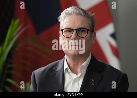 Der Premierminister Sir Keir Starmer wurde während eines TV-Interviews auf dem Treffen der Regierungschefs des Commonwealth in Samoa ERNEUT ÜBERTRAGEN. Bilddatum: Freitag, 25. Oktober 2024. Stockfoto