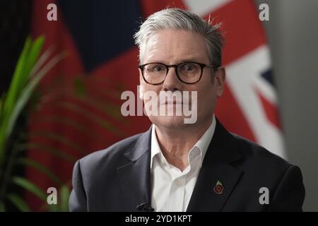 Der Premierminister Sir Keir Starmer wurde während eines TV-Interviews auf dem Treffen der Regierungschefs des Commonwealth in Samoa ERNEUT ÜBERTRAGEN. Bilddatum: Freitag, 25. Oktober 2024. Stockfoto