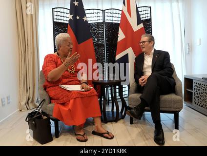 ERNEUTE ÜBERMITTLUNG DES KORREKTURDATUMS Premierminister Sir Keir Starmer während eines bilateralen Treffens mit dem samoanischen Premierminister Afioga Fiame Naomi Mata'afa auf dem Treffen der Regierungschefs des Commonwealth in Samoa. Bilddatum: Freitag, 25. Oktober 2024. Stockfoto