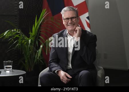 Der Premierminister Sir Keir Starmer wurde während eines TV-Interviews auf dem Treffen der Regierungschefs des Commonwealth in Samoa ERNEUT ÜBERTRAGEN. Bilddatum: Freitag, 25. Oktober 2024. Stockfoto