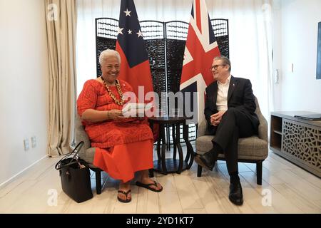 ERNEUTE ÜBERMITTLUNG DES KORREKTURDATUMS Premierminister Sir Keir Starmer während eines bilateralen Treffens mit dem samoanischen Premierminister Afioga Fiame Naomi Mata'afa auf dem Treffen der Regierungschefs des Commonwealth in Samoa. Bilddatum: Freitag, 25. Oktober 2024. Stockfoto
