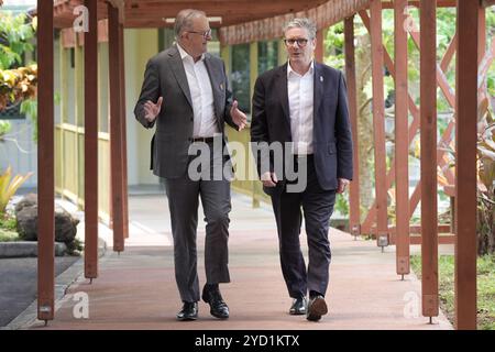 Der Premierminister Sir Keir Starmer sprach mit dem australischen Premierminister Anthony Albanese nach ihrem bilateralen Treffen während des Treffens der Regierungschefs des Commonwealth in Samoa. Bilddatum: Freitag, 25. Oktober 2024. Stockfoto