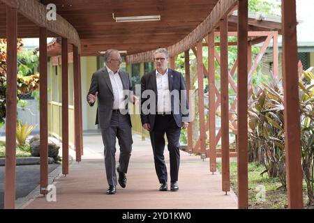 Der Premierminister Sir Keir Starmer sprach mit dem australischen Premierminister Anthony Albanese nach ihrem bilateralen Treffen während des Treffens der Regierungschefs des Commonwealth in Samoa. Bilddatum: Freitag, 25. Oktober 2024. Stockfoto