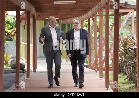 Der Premierminister Sir Keir Starmer sprach mit dem australischen Premierminister Anthony Albanese nach ihrem bilateralen Treffen während des Treffens der Regierungschefs des Commonwealth in Samoa. Bilddatum: Freitag, 25. Oktober 2024. Stockfoto
