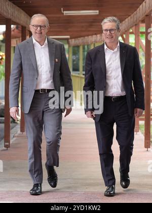 Der Premierminister Sir Keir Starmer sprach mit dem australischen Premierminister Anthony Albanese nach ihrem bilateralen Treffen während des Treffens der Regierungschefs des Commonwealth in Samoa. Bilddatum: Freitag, 25. Oktober 2024. Stockfoto