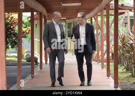 Der Premierminister Sir Keir Starmer sprach mit dem australischen Premierminister Anthony Albanese nach ihrem bilateralen Treffen während des Treffens der Regierungschefs des Commonwealth in Samoa. Bilddatum: Freitag, 25. Oktober 2024. Stockfoto