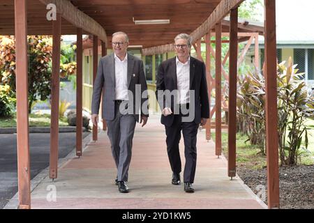 Der Premierminister Sir Keir Starmer sprach mit dem australischen Premierminister Anthony Albanese nach ihrem bilateralen Treffen während des Treffens der Regierungschefs des Commonwealth in Samoa. Bilddatum: Freitag, 25. Oktober 2024. Stockfoto