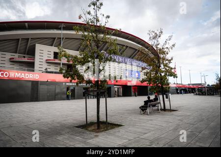 Madrid, Frankreich, Spanien. Oktober 2024. Allgemeine Ansicht außerhalb des Stadions während des Spiels der UEFA Champions League, League Phase MD3 zwischen Atletico de Madrid und Lille OSC (LOSC) im Riyadh Air Metropolitano Stadium am 23. Oktober 2024 in Madrid, Spanien. (Kreditbild: © Matthieu Mirville/ZUMA Press Wire) NUR REDAKTIONELLE VERWENDUNG! Nicht für kommerzielle ZWECKE! Stockfoto