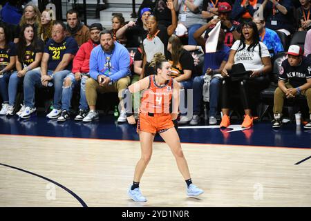 Uncasville, Connecticut, USA. September 2024. Connecticut Sun Guard Marina Mabrey (4) reagiert während des ersten Spiels der WNBA Playoffs zwischen dem Indiana Fever und der Connecticut Sun in der Mohegan Sun Arena in Uncasville, Connecticut. Erica Denhoff/CSM/Alamy Live News Stockfoto