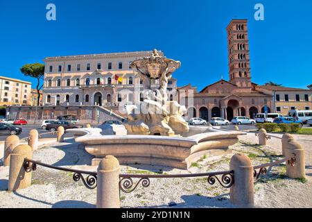 Brunnen der Tritone und Piazza della Bocca della Verita in Rom mit Blick auf die Straße Stockfoto