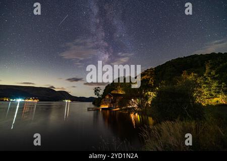 Blick auf die Milchstraße über das Bootshaus Duke of Portland auf Ullswater im englischen Lake District Stockfoto