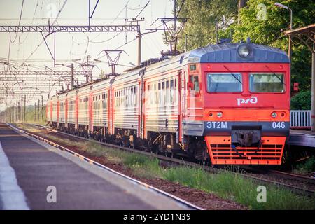 Russischer Zug auf der Bahn. Sommerbahn. Schienen und Schwellen. Russland, Suyda 19. Juni 2019 Stockfoto