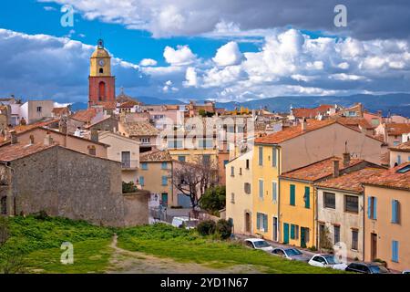 Kirchturm des Dorfes Saint Tropez und Blick auf alte Dächer, berühmtes Touristenziel an der Cote d Azur Stockfoto