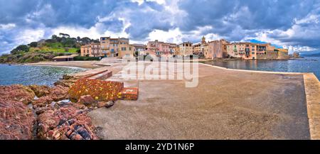 Panoramablick auf das Ufer von Saint Tropez, berühmtes Touristenziel an der Cote d Azur Stockfoto