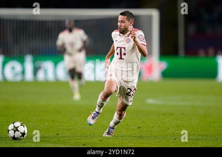 Barcelona, Spanien. Oktober 2024. Raphael Guerreiro aus Bayern München spielte am 23. Oktober 2024 im Lluis Companys Stadion in Barcelona, Spanien, während des UEFA Champions League-Spiels zwischen dem FC Barcelona und dem Bayern München. (Foto: Sergio Ruiz/Imago) Credit: PRESSINPHOTO SPORTS AGENCY/Alamy Live News Stockfoto