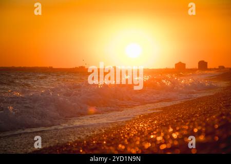 Meereswellen. Meer der Krim. Hohe Wellen bei Sonnenuntergang. Sonniger Tag auf dem Meer. Blaue Hintergrundwellen. Sandstrand. Sauberer Strand. Stockfoto