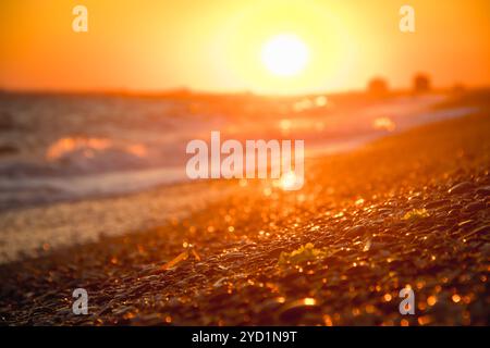 Meereswellen. Meer der Krim. Hohe Wellen bei Sonnenuntergang. Sonniger Tag auf dem Meer. Blaue Hintergrundwellen. Sandstrand. Sauberer Strand. Stockfoto