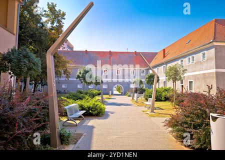 Parkweg und Blick auf die Architektur der Stadt Osijek Stockfoto