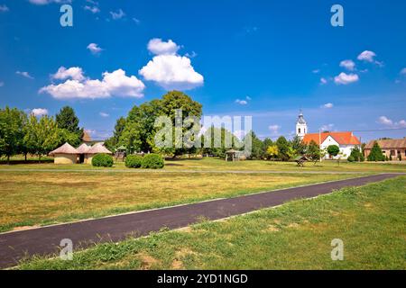 Blick auf die Straße von Karanac Kirche und historische Architektur, ethno Dorf in der Baranja Region von Kroatien Stockfoto