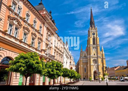 Blick auf den Platz Novi Sad und die Architektur der Straße Stockfoto