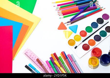 Zurück zur Schule. Vorbereitung auf das Schuljahr. Briefpapier isoliert auf weißem Hintergrund. Helle Schreibwaren. Hallo Schule. Stati Stockfoto